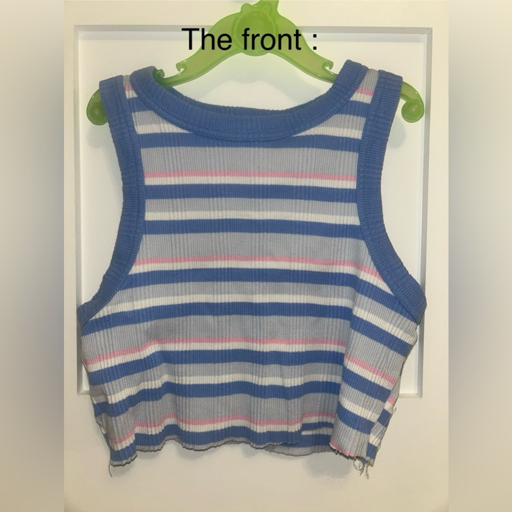 Hi 👋, selling this really small cute crop top in size S.